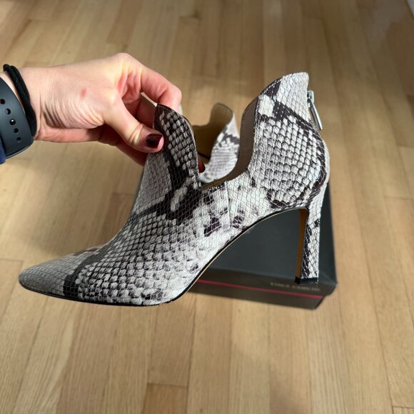 Vince Camuto VC-Randin Glossy Python Heels — Size 8M - Picture 2 of 4